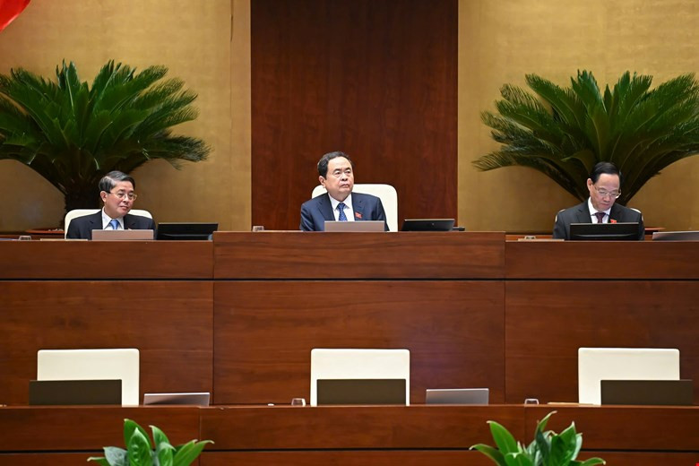 Quang cảnh phiên họp sáng 26-6