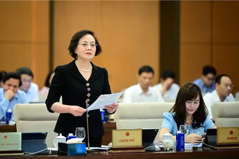 Bộ trưởng Bộ Nội vụ Phạm Thị Thanh Trà trình bày Tờ trình