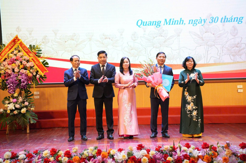 Bí thư Thành ủy Hà Nội Bùi Thị Minh Hoài trao quyết định tại Đảng ủy xã Mê Linh