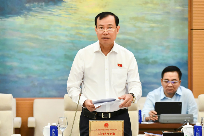 Chủ nhiệm Ủy ban Quốc phòng, An ninh và Đối ngoại của Quốc hội Lê Tấn Tới báo cáo Chủ nhiệm Ủy ban Quốc phòng, An ninh và Đối ngoại của Quốc hội Lê Tấn Tới báo cáo