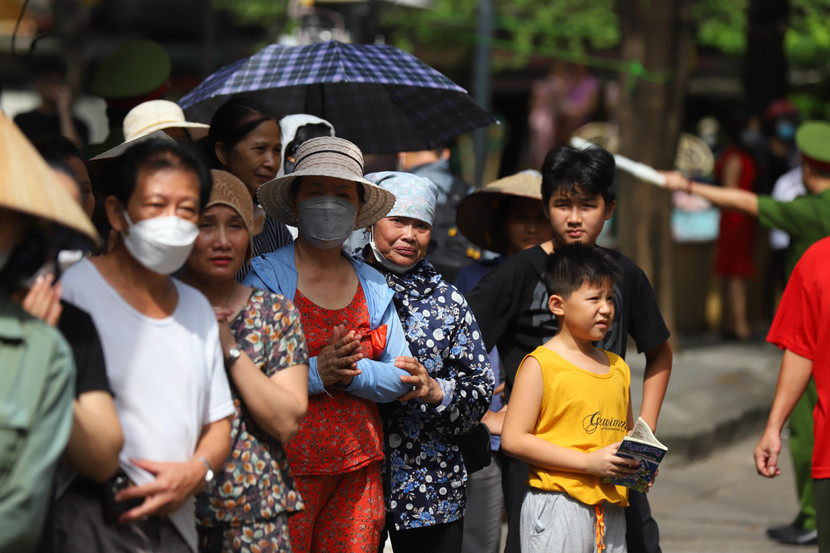 Đông đảo người dân Thủ đô đứng hai bên đường tiễn biệt, thầm cảm ơn những người lính cứu hỏa dũng cảm