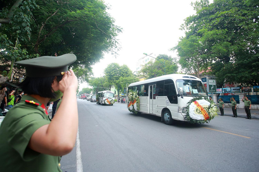 Đồng đội trang nghiêm đứng chào tiễn biệt các anh