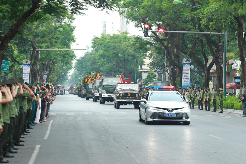 Cán bộ, chiến sĩ CATP Hà Nội đứng dọc 2 bên đường chào tiễn biệt đồng đội