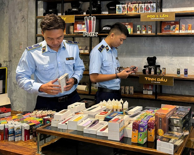 Lực lượng QLTT phát hiện nhiều sản phẩm thuốc lá điện tử, thuốc lá nung nóng tại cơ sở kinh doanh thuộc quận Hoàn Kiếm
