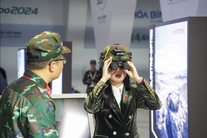 Khách tham quan được trải nghiệm thiết bị trinh sát ảnh nhiệt tại triển lãm