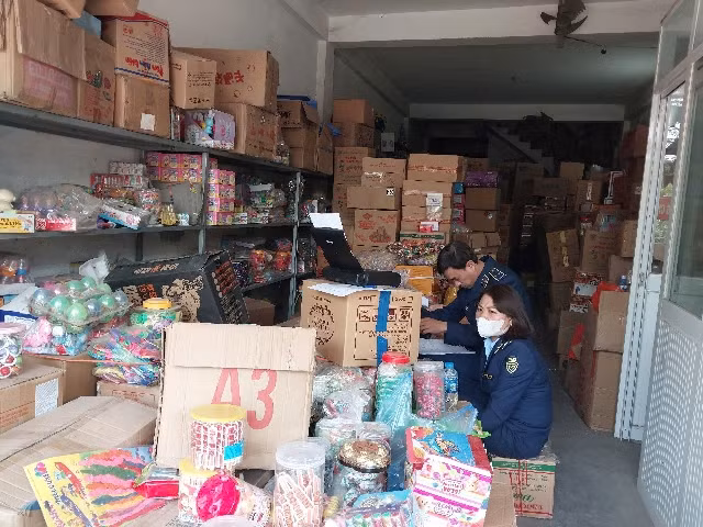 Đoàn kiểm tra tạm giữ nhiều bánh kẹo nghi nhập lậu trong dịp Tết
