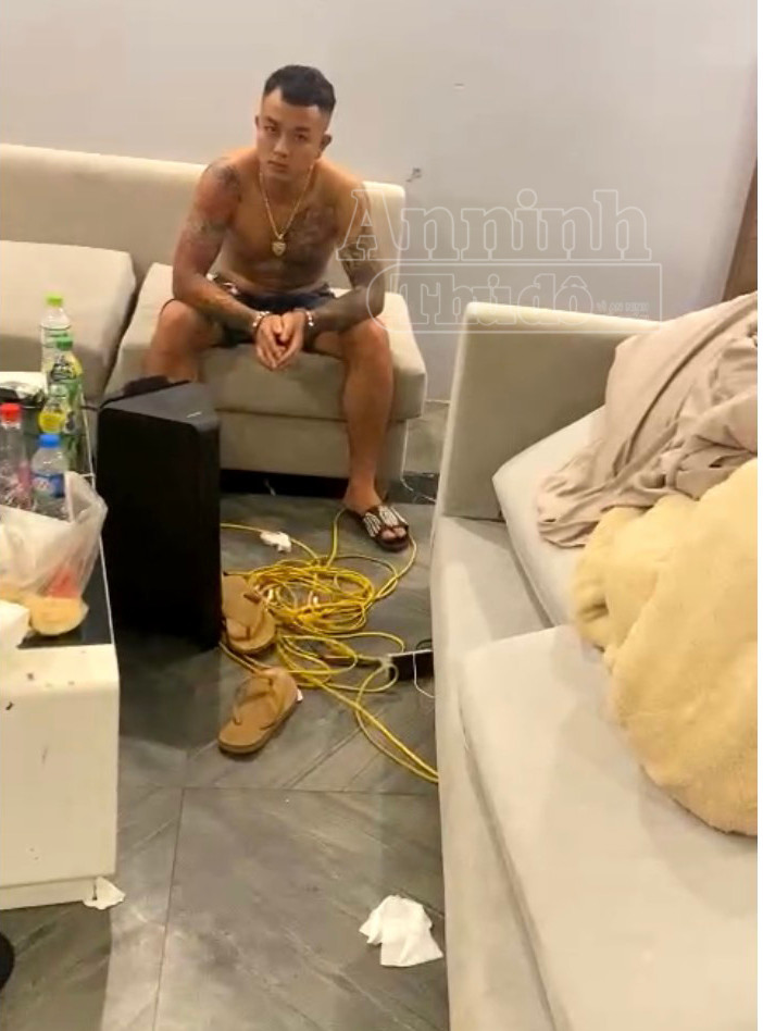 Thời điểm lực lượng Công an ập vào kiểm tra, phát hiện 18 thanh niên nam nữ đang "bay lắc" theo tiếng nhạc chát chúa Thời điểm lực lượng Công an ập vào kiểm tra, phát hiện 18 thanh niên nam nữ đang "bay lắc" theo tiếng nhạc chát chúa