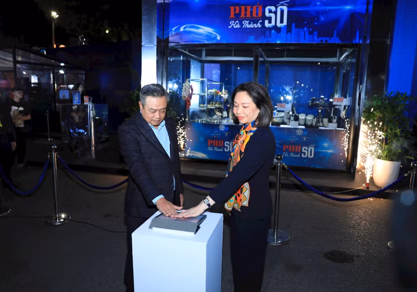 Chủ tịch UBND TP Hà Nội Trần Sỹ Thanh cùng Phó Chủ tịch UBND TP Hà Nội Vũ Thu Hà bấm nút khai trương gian hàng phở số Hà thành