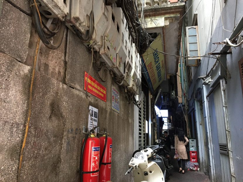 Những con ngõ nhỏ Thủ đô dù đã được trang cấp các bình chữa cháy nhưng nếu xảy cháy lớn, cháy lan thì các phương tiện này là chưa đủ, cần có các trụ nước chữa cháy để ứng phó