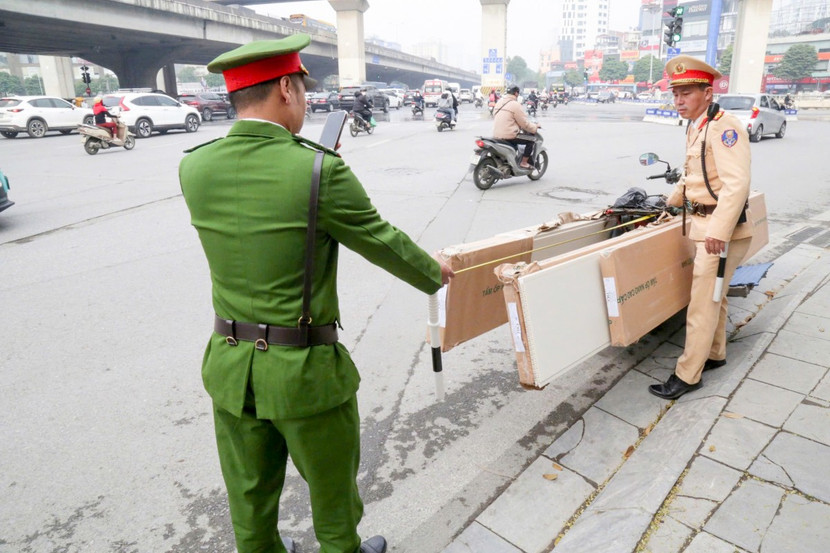 Những chiếc xe chở hàng như thế này tiềm ẩn nguy cơ va quệt dẫn tới tai nạn giao thông tăng cao