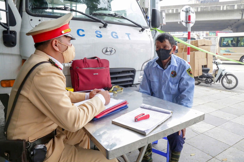 Dù biết là mưu sinh, song, vẫn phải tính đến an toàn cho người tham gia giao thông