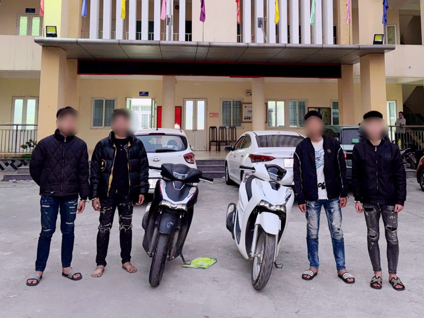 Các đối tượng chở nhau bằng xe máy, mang theo hung khí đi tìm đối thủ để trả thù