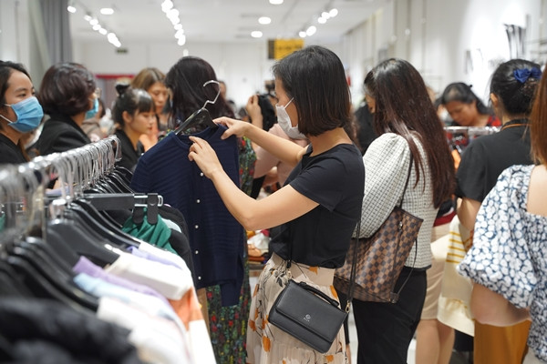 Các cửa hàng thời trang tấp nập khách hàng khi trời đã về khuya