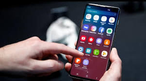 Sẽ phổ cập điện thoại thông minh để góp phần thực hiện chuyển đổi số