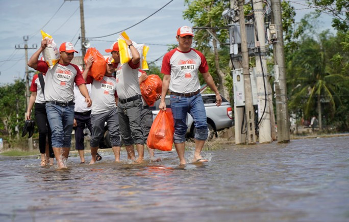 HEINEKEN Việt Nam chia sẻ khó khăn với người dân miền Trung