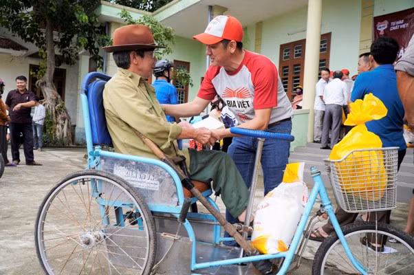 Động viên người dân vượt qua khó khăn
