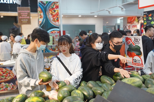 Big C Thăng Long lúc 23h vẫn chưa sôi động, khách hàng tranh thủ mua hàng giảm giá