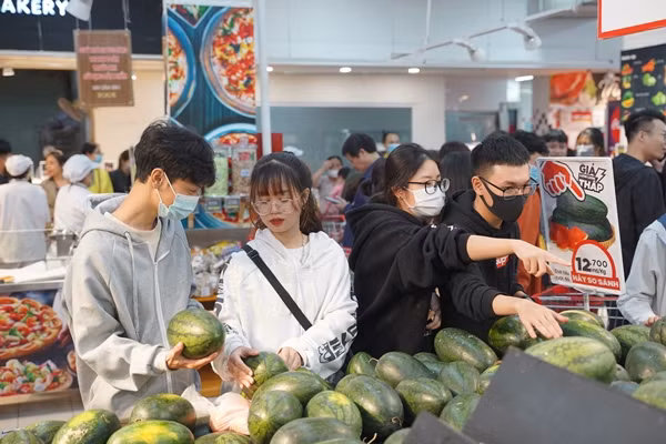 Big C Thăng Long lúc 23h vẫn chưa sôi động, khách hàng tranh thủ mua hàng giảm giá