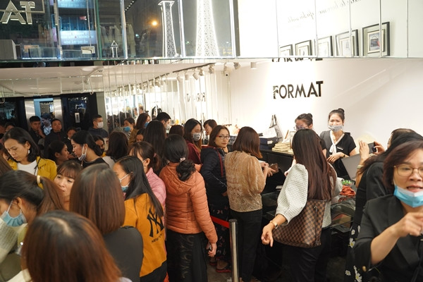 Khách hàng chờ đợi để được thanh toán tại Format Cầu Giấy lúc hơn 22h ngày 27/11