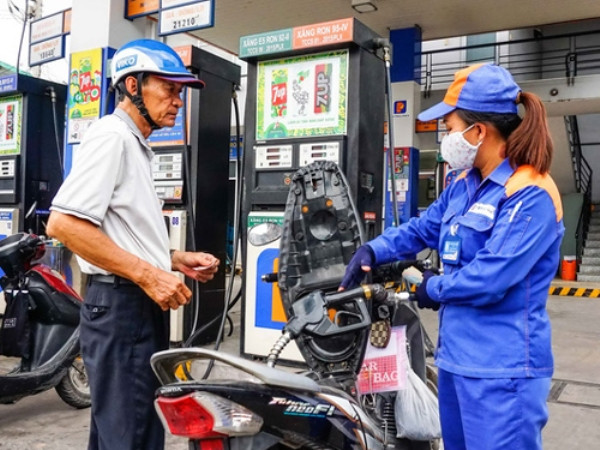 Xăng dầu tiếp tục giảm giá nhẹ Xăng dầu tiếp tục giảm giá nhẹ