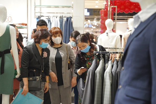 Bà Trần Thị Phương Lan- Phó Giám đốc phụ trách Sở Công Thương Hà Nội kiểm tra chương trình khuyến mại tại Ivy Moda