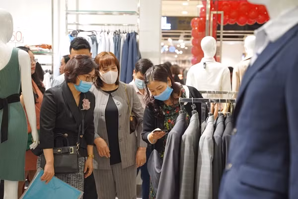 Bà Trần Thị Phương Lan- Phó Giám đốc phụ trách Sở Công Thương Hà Nội kiểm tra chương trình khuyến mại tại Ivy Moda