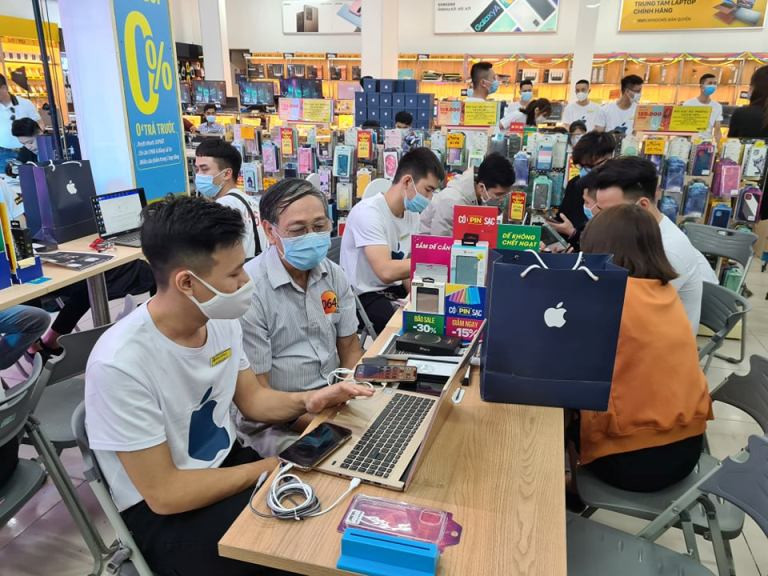 Khách hàng của Thế Giới Di Động nhận iPhone 12 tại 159 Thái Hà ngày 27/11