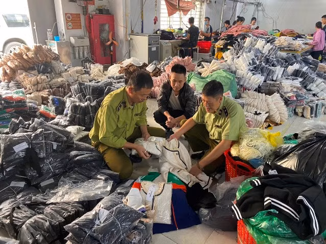 Lực lượng QLTT bắt quả tang cơ sở gia công hàng hiệu rởm Lực lượng QLTT bắt quả tang cơ sở gia công hàng hiệu rởm