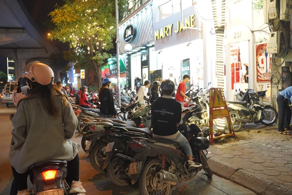 Đã khuya nhưng nhiều tuyến phố vẫn sáng đèn, xe của khách hàng tràn xuống cả lòng đường