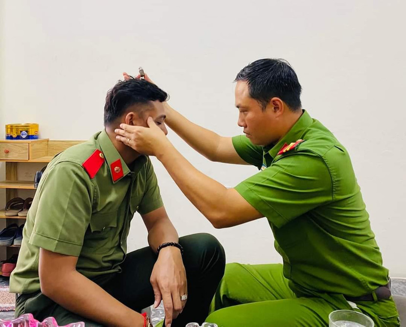 Thiếu tá Trần Anh Tuấn bấm huyệt chữa mất ngủ cho học viên trường Đại học PCCC