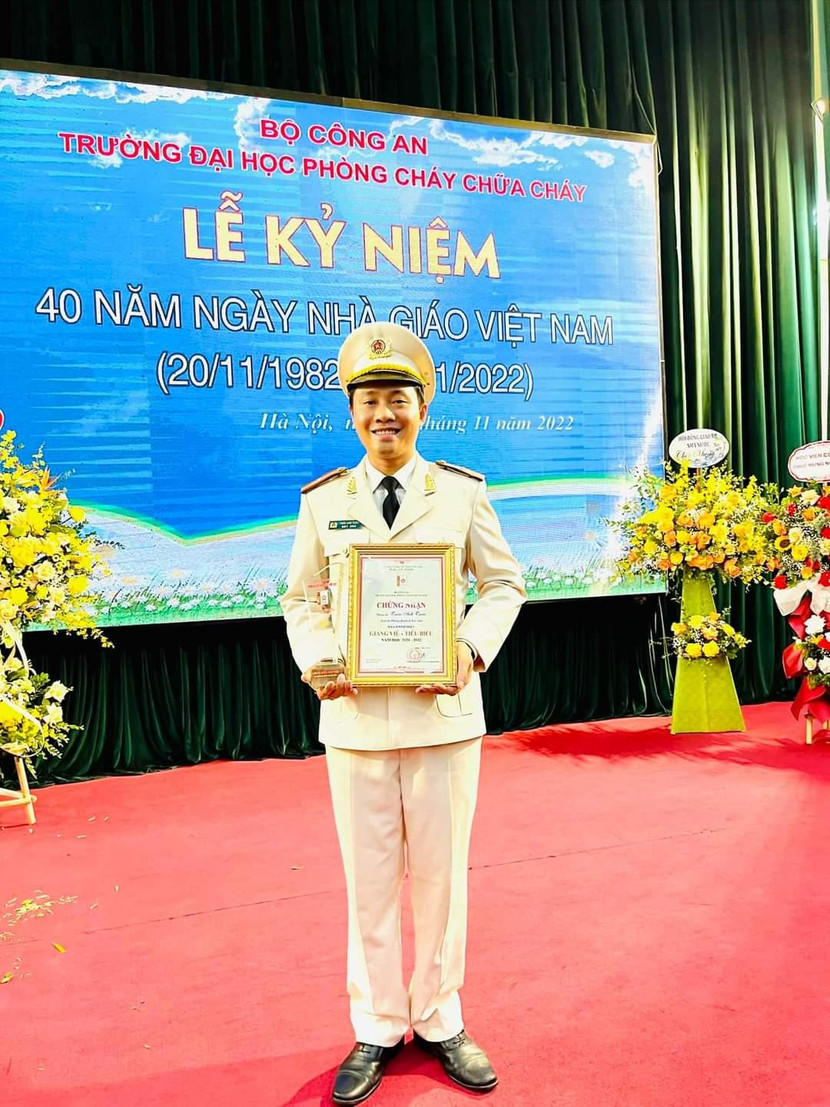 Thiếu tá Trần Anh Tuấn vinh dự nhận chứng nhận giảng viên tiêu biểu năm học 2021-2022