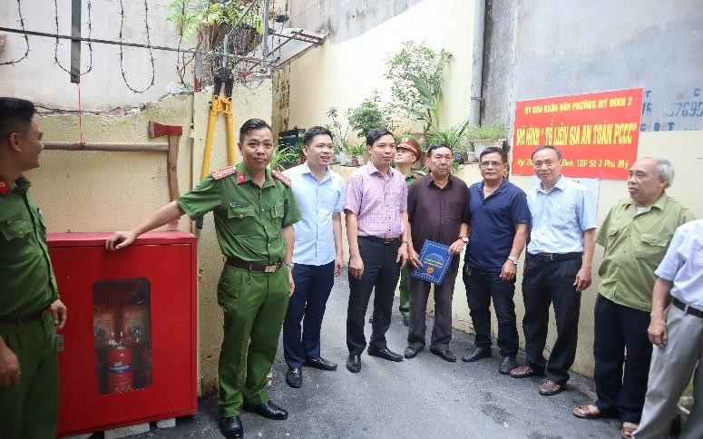 Ra mắt “Tổ Liên gia an toàn PCCC” tại ngõ 218 đường Mỹ Đình và “Đội Phản ứng nhanh PCCC và CNCH” để xử lý nhanh sự cố cháy ban đầu tại phường Mỹ Đình 2, quận Nam Từ Liêm