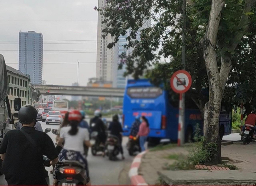 Lái xe khách đi vào đường cấm bị camera ghi lại Lái xe khách đi vào đường cấm bị camera ghi lại