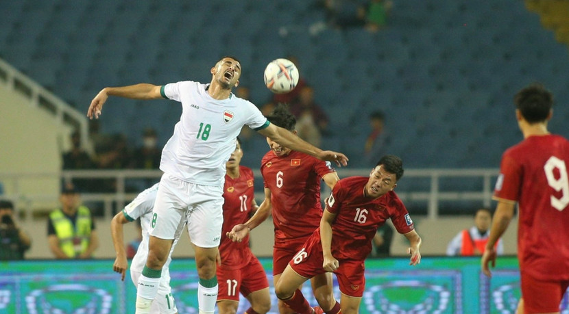 Cầu thủ Iraq tạo ra nhiều cơ hội nguy hiểm khiến hàng thủ Việt nam vất vả chống đỡ