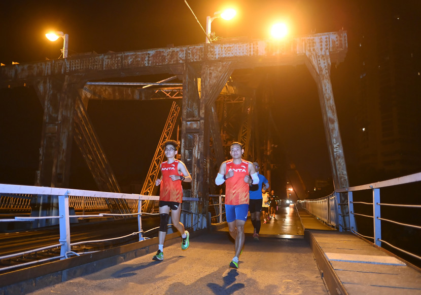 Vận động viên chạy thử cung đường VNExpress marathon Hanoi midnight 2023