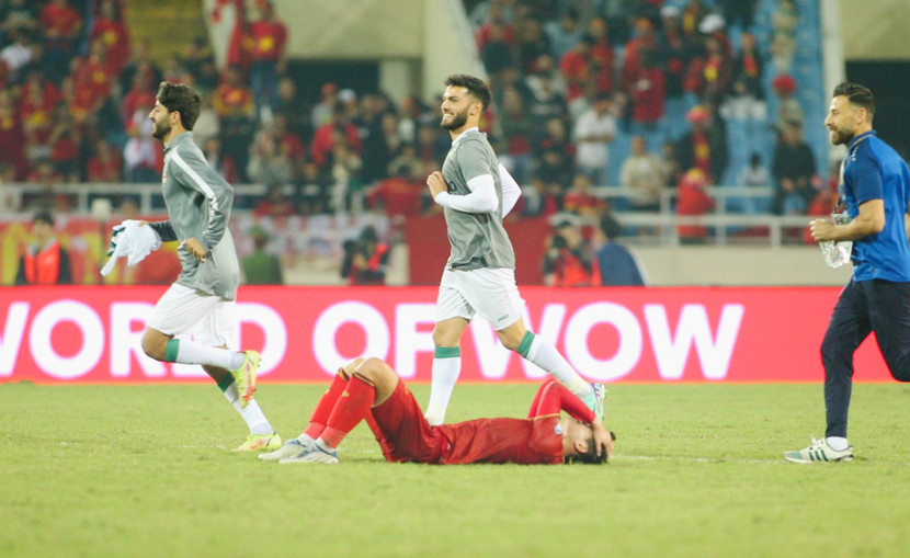 Cầu thủ Iraq ăn mừng bàn thắng "quý như vàng" phút bù giờ cuối trận