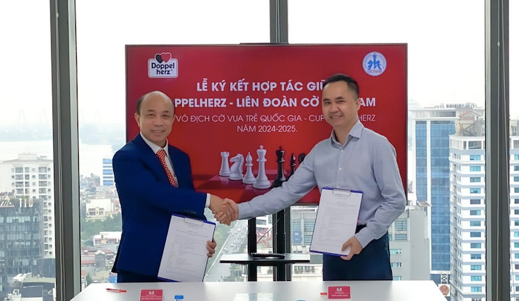 Đại diện Liên đoàn Cờ Việt Nam và nhà tài trợ tại lễ ký kết