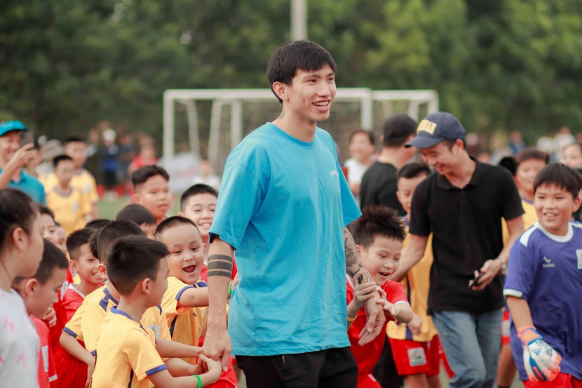 Đoàn Văn Hậu truyền cảm hứng cho các em nhỏ tại một sự kiện ngày 4-11 Đoàn Văn Hậu truyền cảm hứng cho các em nhỏ tại một sự kiện ngày 4-11