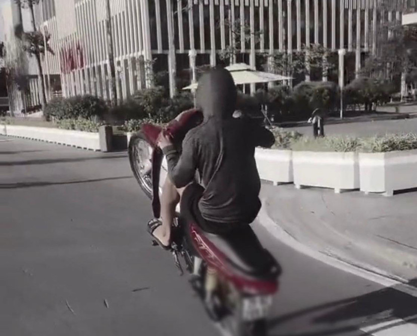 Hình ảnh nam thanh niên "bốc đầu" xe máy trên phố Độc Lập được người dân ghi lại, gửi đến trang FanPage Công an thành phố Hà Nội Hình ảnh nam thanh niên "bốc đầu" xe máy trên phố Độc Lập được người dân ghi lại, gửi đến trang FanPage Công an thành phố Hà Nội