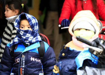 Trong những ngày lạnh, trẻ cần được mặc ấm vừa đủ, quan trọng nhất là cần phải giữ ấm cổ và tai Trong những ngày lạnh, trẻ cần được mặc ấm vừa đủ, quan trọng nhất là cần phải giữ ấm cổ và tai