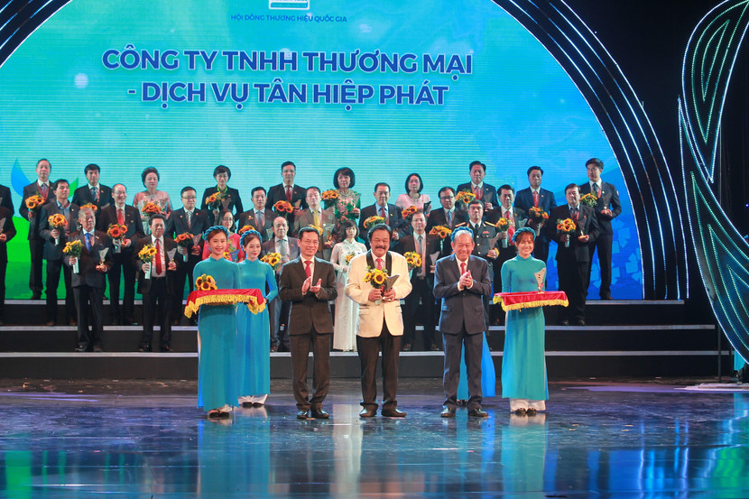 Phó Thủ tướng Thường trực Chính phủ Trương Hòa Bình và Bộ trưởng Thông tin -Truyền thông Nguyễn Mạnh Hùng trao Giải thưởng Thương hiệu Quốc gia 2020 tặng Người sáng lập, Tổng Giám đốc Tập đoàn Tân Hiệp Phát Trần Quí Thanh