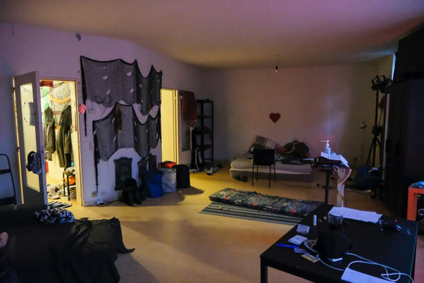 Một góc căn hộ của David Manzheley, nơi tổ chức bữa dạ tiệc bất hợp pháp