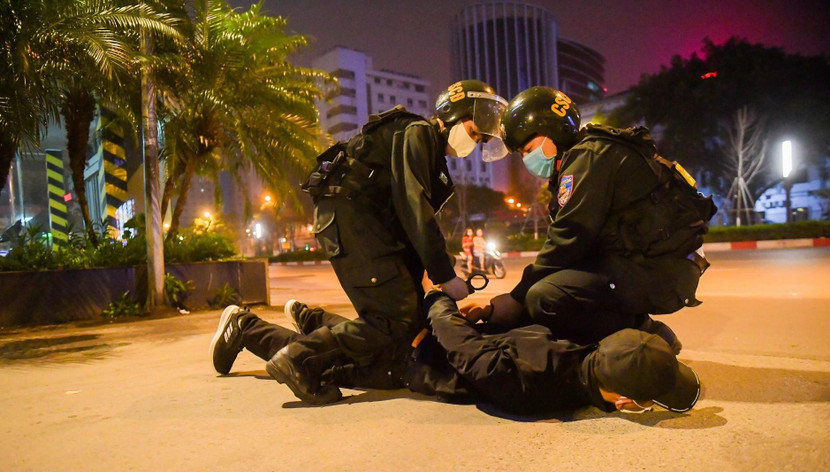 Cảnh sát cơ động khống chế bắt giữ đối tượng đua xe