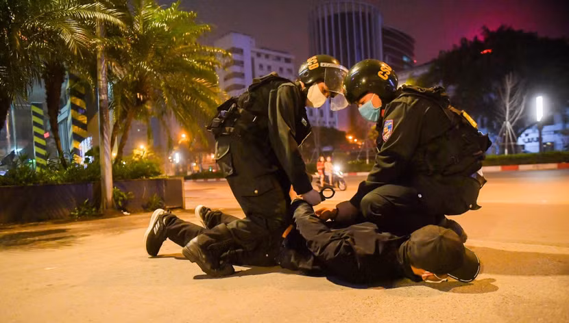 Cảnh sát cơ động khống chế bắt giữ đối tượng đua xe Cảnh sát cơ động khống chế bắt giữ đối tượng đua xe