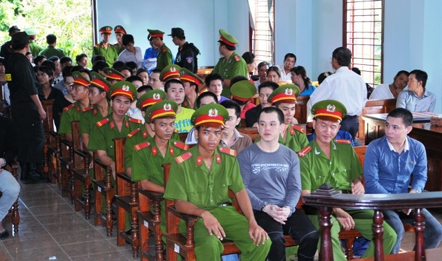 Lực lượng Công an thực hiện nhiệm vụ bảo vệ tại một phiên tòa