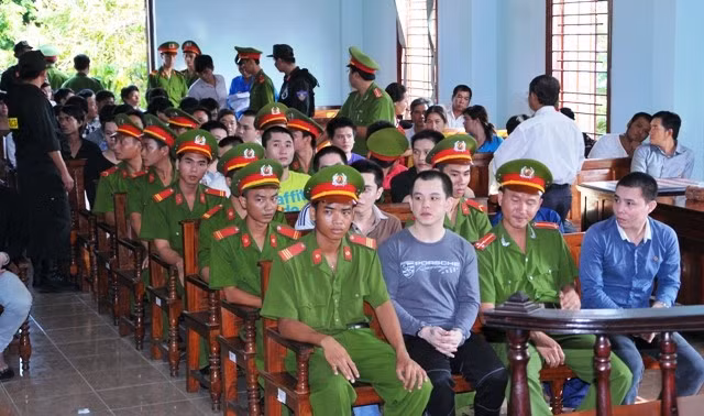 Lực lượng Công an thực hiện nhiệm vụ bảo vệ tại một phiên tòa