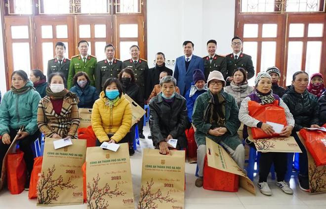 Đoàn công tác CATP Hà Nội và CAQ Đống Đa trao quà tặng các hộ giáo dân nghèo Giáo xứ Thái Hà