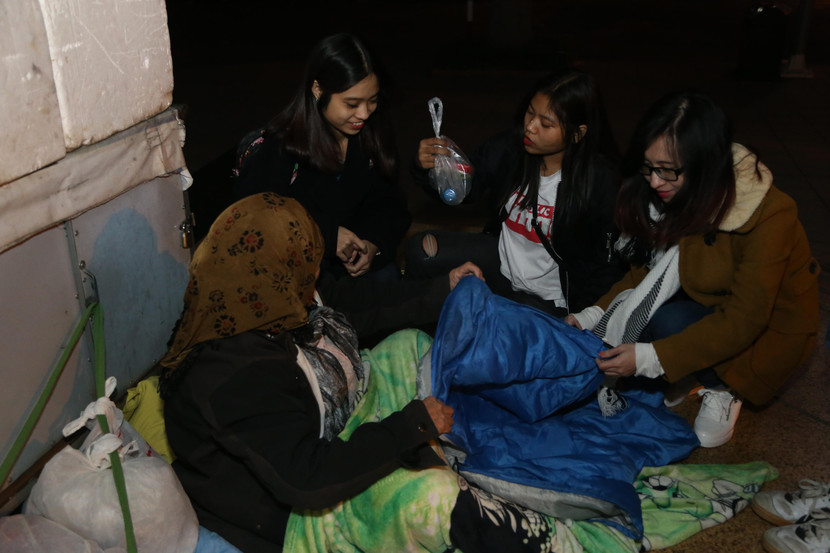 Những tấm chăn ấm được các bạn trẻ Hà Nội mang đến tặng người vô gia cư trong đêm lạnh