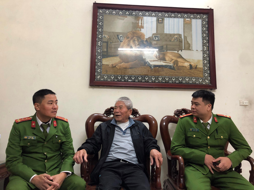 CAP Long Biên trao đổi với ông Đinh Văn Toan - Trưởng Ban hành giáo Nhà xứ Tử Đình về công tác đảm bảo an ninh trật tự dịp Noel