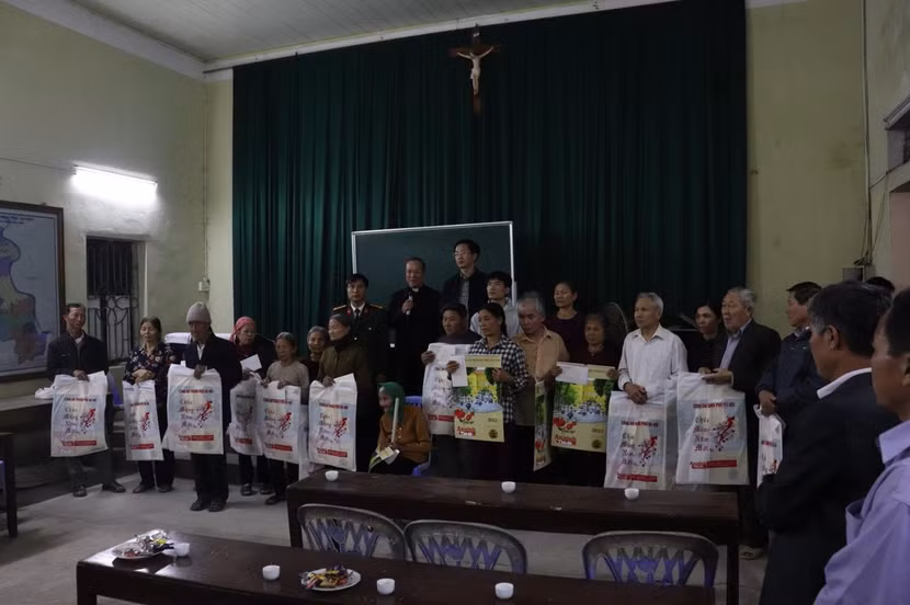 Đoàn công tác CATP Hà Nội và CAH Phú Xuyên trao quà tặng các hộ giáo dân nghèo Giáo xứ Bái Xuyên